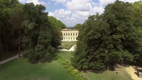 Fliegen-In-Einem-Park-Mit-Teich-Und-Mittelalterlichem-Schloss-In-Frankreich.-Tagesantenne